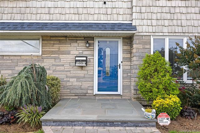 1051 Park Lane N, Franklin Square, NY 11010