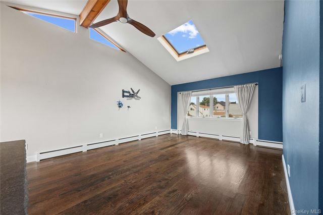 1051 Park Lane N, Franklin Square, NY 11010