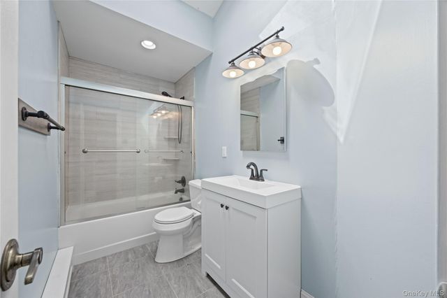 1051 Park Lane N, Franklin Square, NY 11010