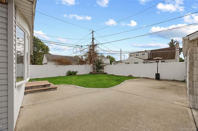 1051 Park Lane N, Franklin Square, NY 11010