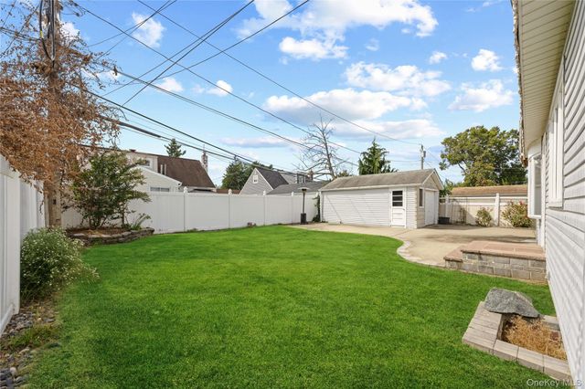 1051 Park Lane N, Franklin Square, NY 11010