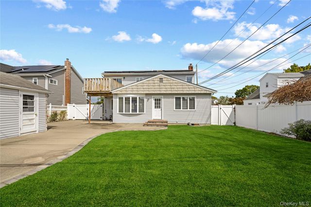 1051 Park Lane N, Franklin Square, NY 11010
