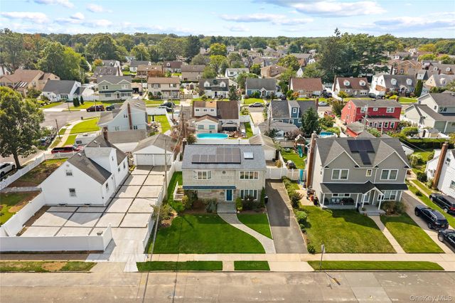 1051 Park Lane N, Franklin Square, NY 11010