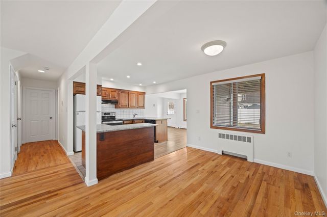 1051 Park Lane N, Franklin Square, NY 11010