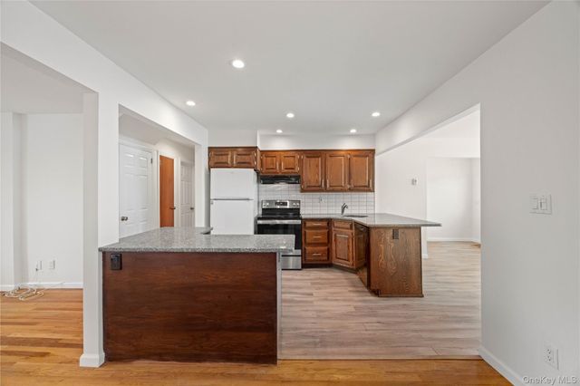 1051 Park Lane N, Franklin Square, NY 11010