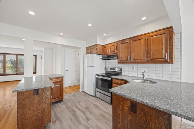 1051 Park Lane N, Franklin Square, NY 11010