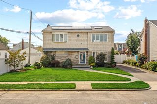 1051 Park Lane N, Franklin Square, NY 11010