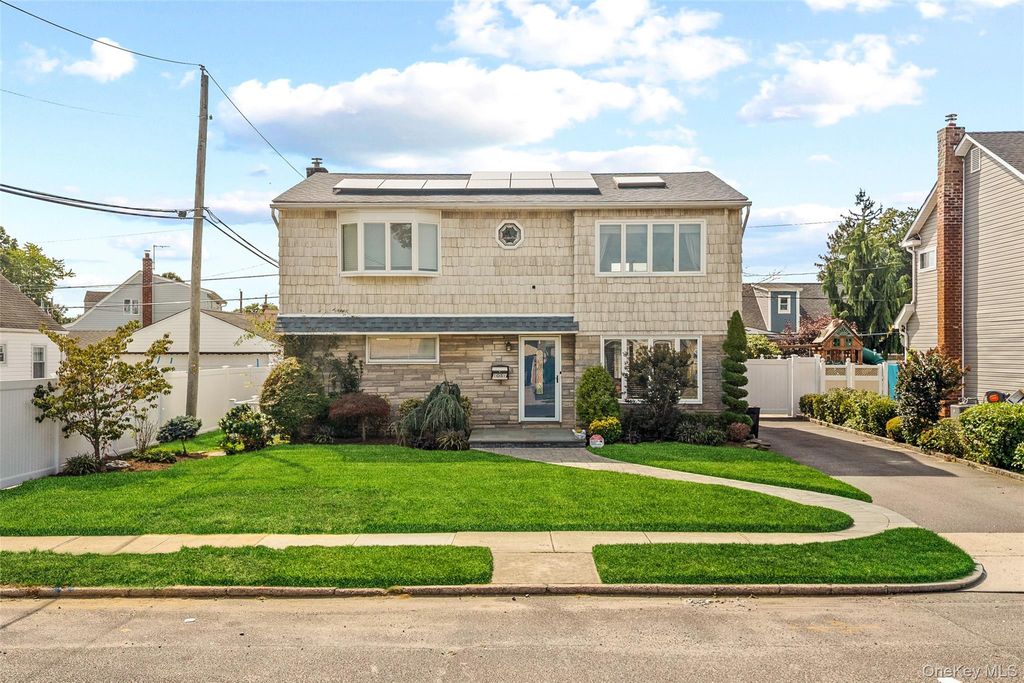 1051 Park Lane N, Franklin Square, NY 11010