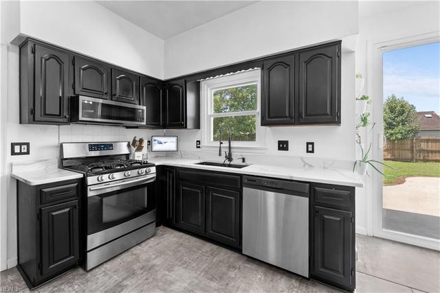 440 Fleming CIR, Chesapeake, VA 23323