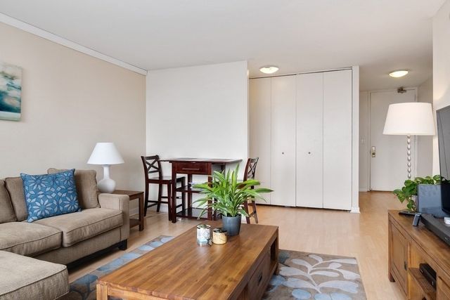 655 W IRVING PARK Road 4011, Chicago, IL 60613