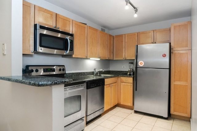 655 W IRVING PARK Road 4011, Chicago, IL 60613
