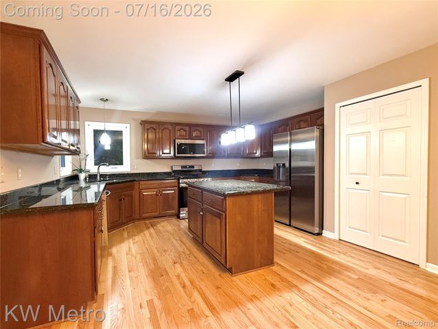 1176 CADMUS Drive, Troy, MI 48085