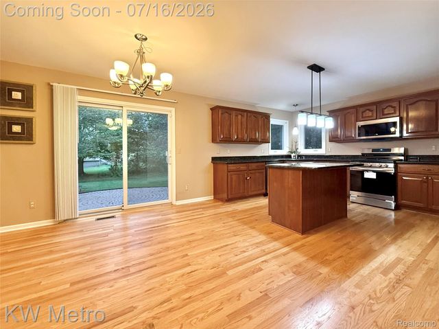 1176 CADMUS Drive, Troy, MI 48085