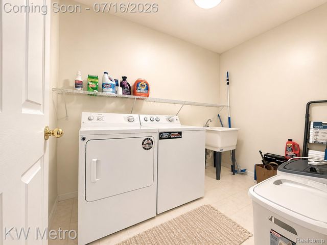 1176 CADMUS Drive, Troy, MI 48085
