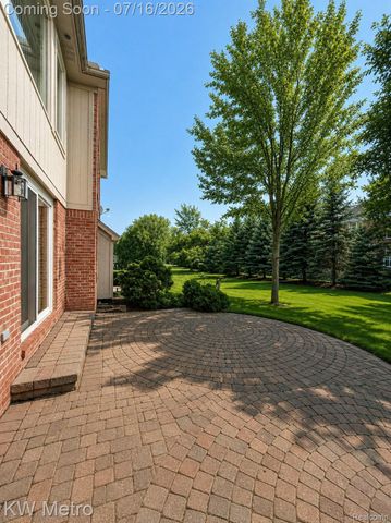 1176 CADMUS Drive, Troy, MI 48085