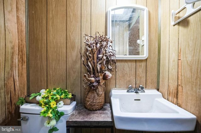 228 LONG LN, Upper Darby, PA 19082