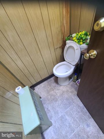 228 LONG LN, Upper Darby, PA 19082