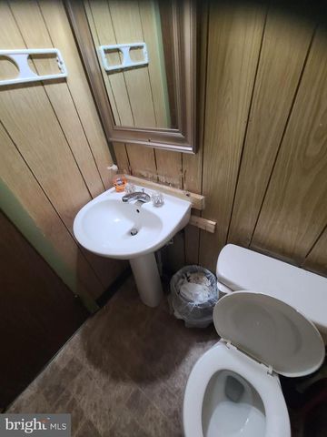 228 LONG LN, Upper Darby, PA 19082