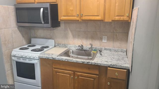 228 LONG LN, Upper Darby, PA 19082