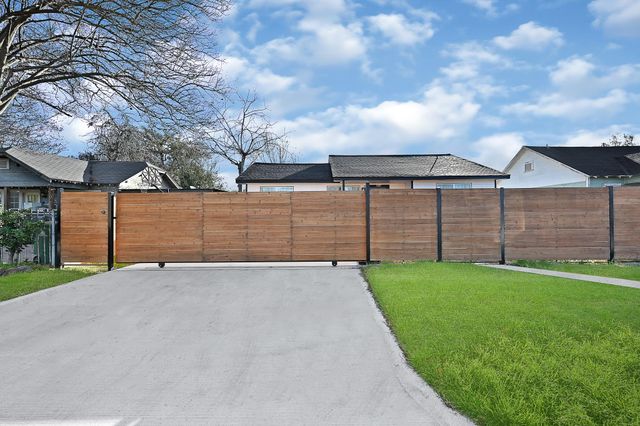 4406 Edison Street, Houston, TX 77009