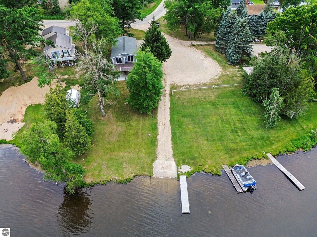 Image 2 of property listing at 6820 W Shore Drive, Weidman, MI 48893