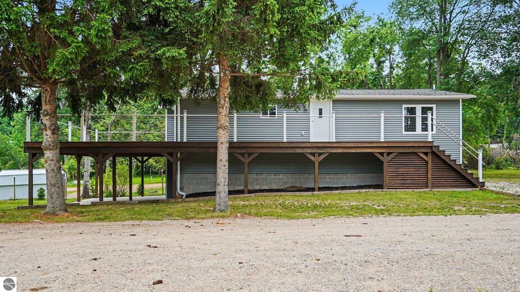 Image 4 of property listing at 6820 W Shore Drive, Weidman, MI 48893