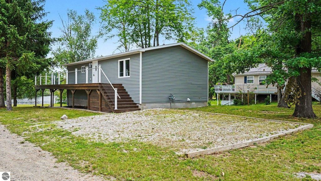 Image 5 of property listing at 6820 W Shore Drive, Weidman, MI 48893