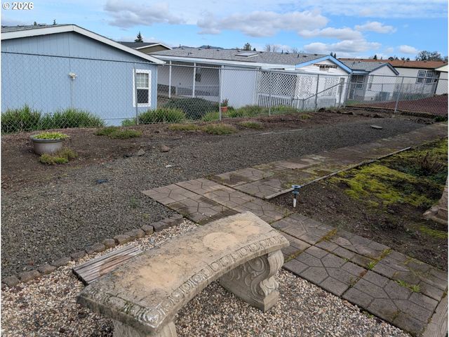 205 W RIVER RIDGE Ave, Roseburg, OR 97471