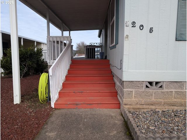 205 W RIVER RIDGE Ave, Roseburg, OR 97471