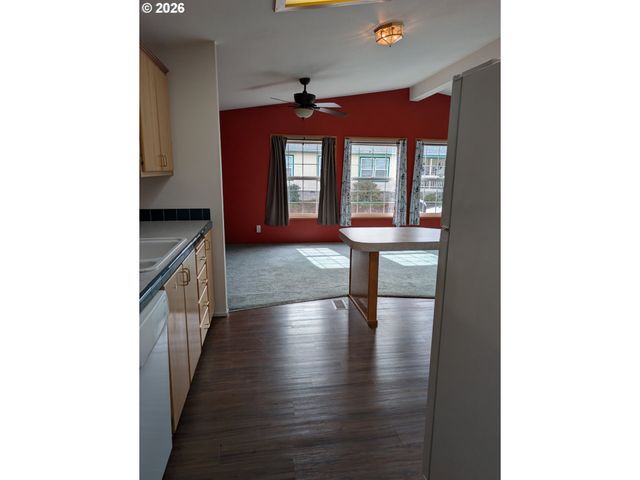 205 W RIVER RIDGE Ave, Roseburg, OR 97471