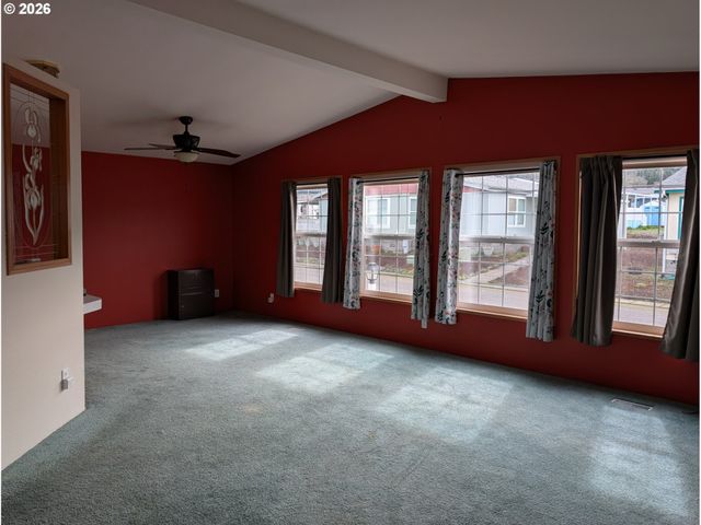 205 W RIVER RIDGE Ave, Roseburg, OR 97471