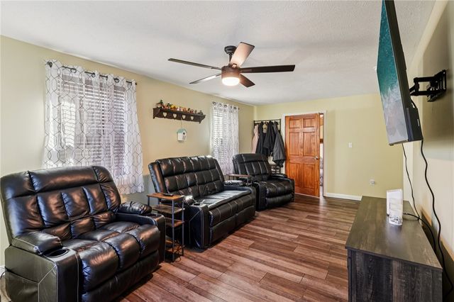 2303 Delaware Ave, New Castle, PA 16105