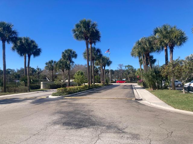 6495 SE Chasewood Drive E, Jupiter, FL 33458