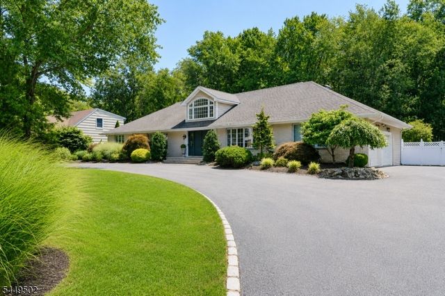 120 Timberhill Dr, East Hanover Twp., NJ 07936