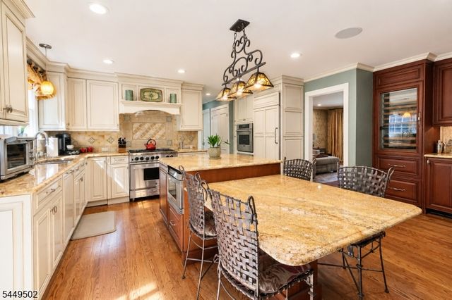120 Timberhill Dr, East Hanover Twp., NJ 07936