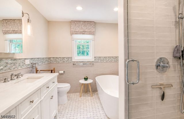 120 Timberhill Dr, East Hanover Twp., NJ 07936