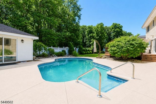 120 Timberhill Dr, East Hanover Twp., NJ 07936