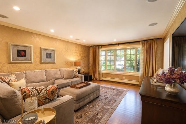 120 Timberhill Dr, East Hanover Twp., NJ 07936