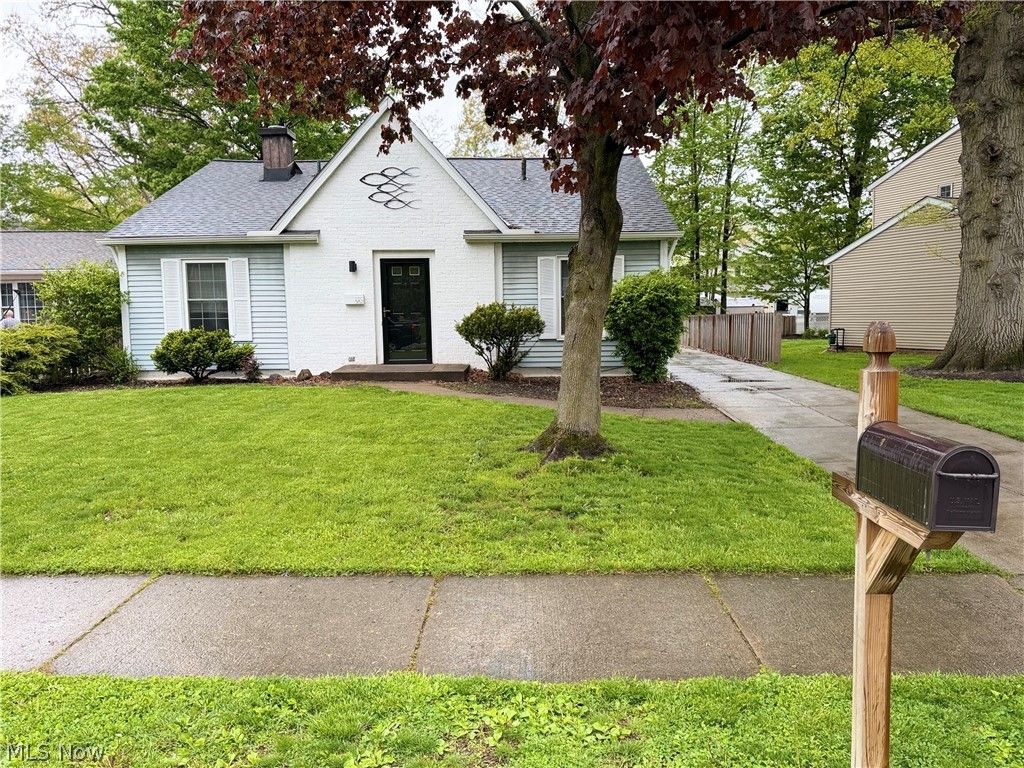 582 Forestview Road, Bay Village, OH 44140