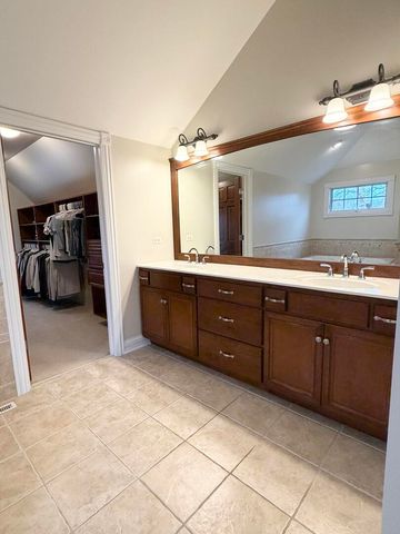 822 Waters Edge Drive, South Elgin, IL 60177