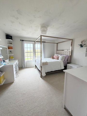 822 Waters Edge Drive, South Elgin, IL 60177