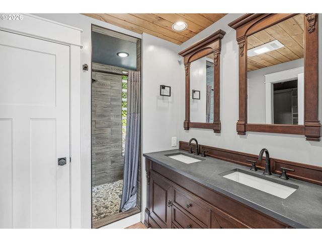 16 LITTLE CAPE HORN Rd, Cathlamet, WA 98612