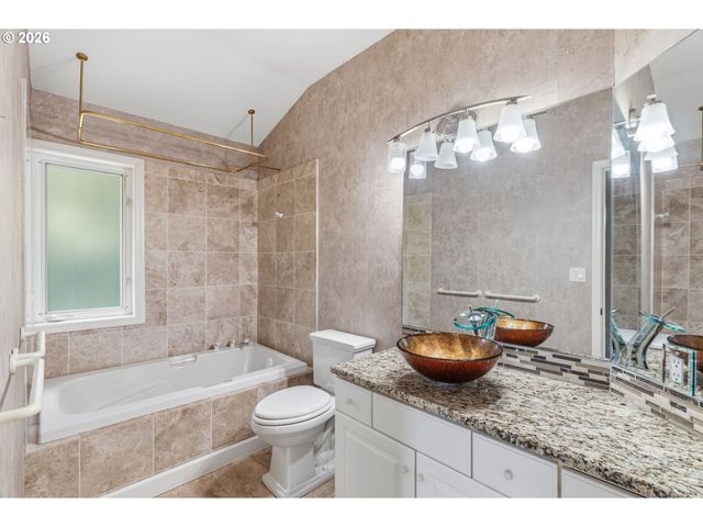 16 LITTLE CAPE HORN Rd, Cathlamet, WA 98612