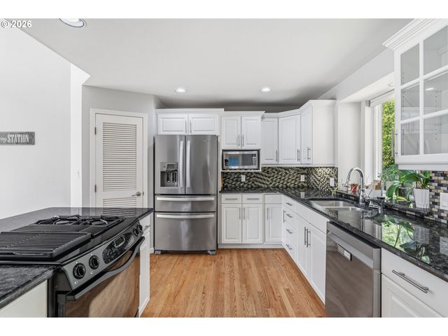 16 LITTLE CAPE HORN Rd, Cathlamet, WA 98612