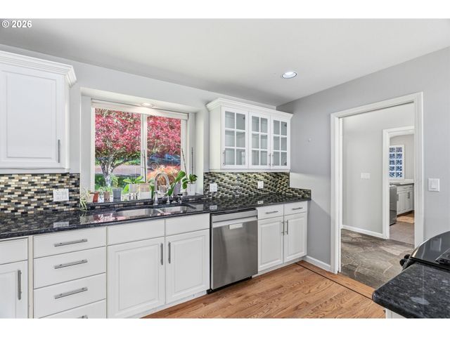16 LITTLE CAPE HORN Rd, Cathlamet, WA 98612