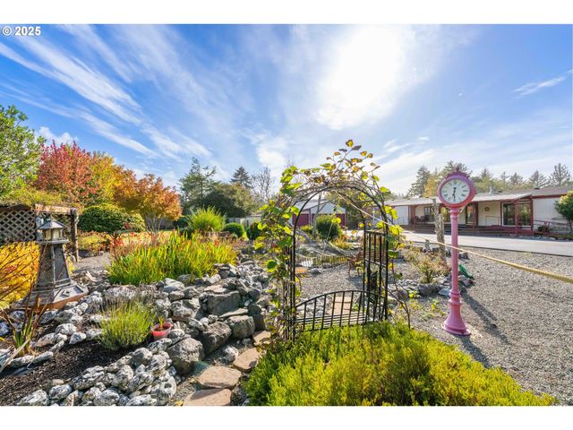 90994 BEACON Ln, Coos Bay, OR 97420