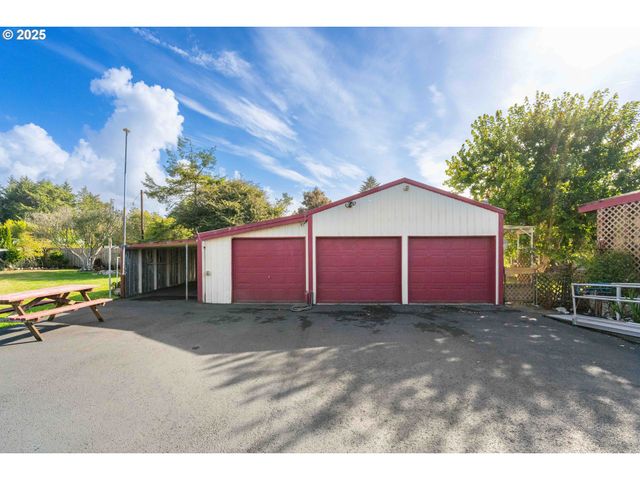 90994 BEACON Ln, Coos Bay, OR 97420