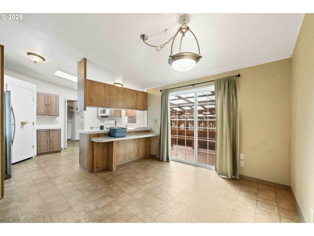 90994 BEACON Ln, Coos Bay, OR 97420