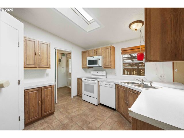 90994 BEACON Ln, Coos Bay, OR 97420