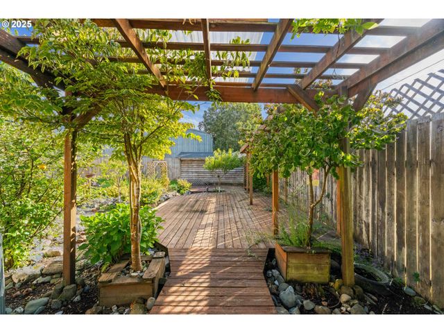 90994 BEACON Ln, Coos Bay, OR 97420